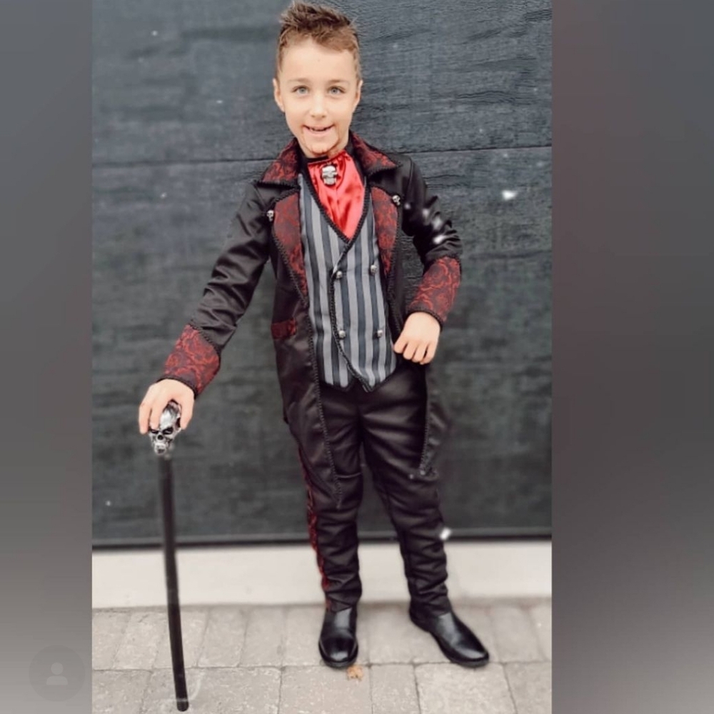 Dracula costume size 6 Halloween